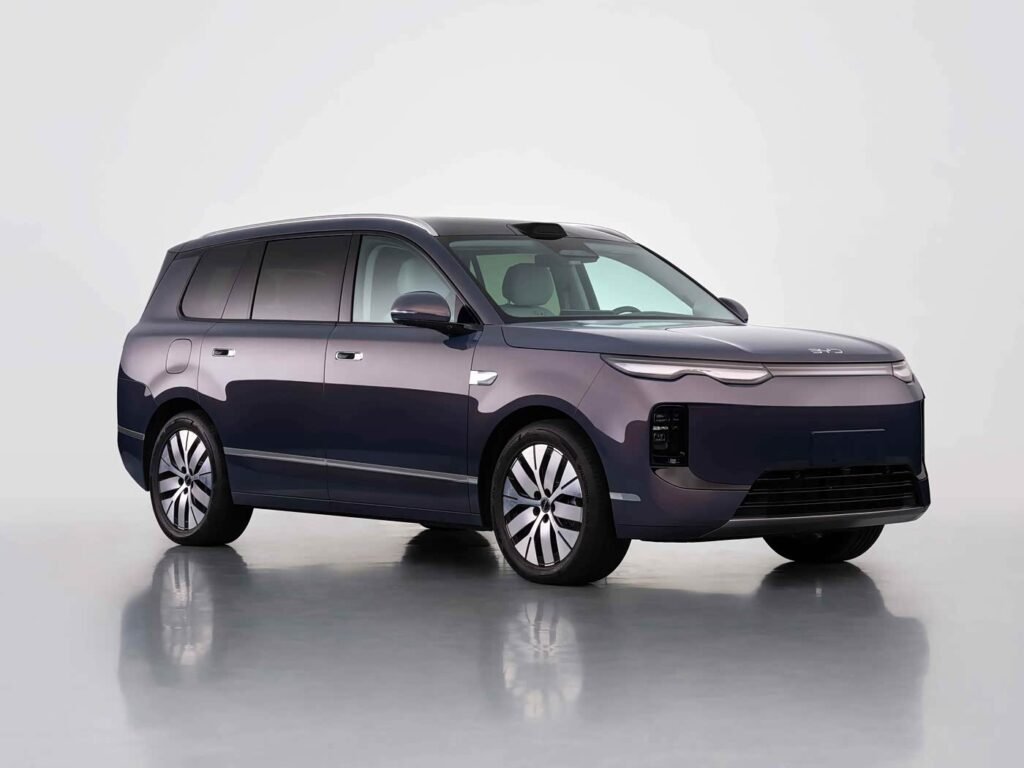 Dark purple BYD Sea Lion 08 2026 mid-large luxury family SUV studio shot, premium PHEV electric vehicle with crab walk function and built-in fridge