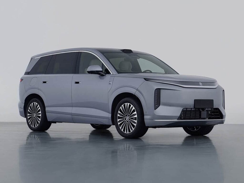 Grey BYD Da Tang 2026 all-electric large 3-row family SUV studio shot, premium EV with roof LiDAR, 800km range